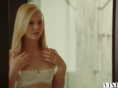 Blondei sexy îi place să joace roluri diferite femei batrane filme porno